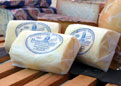 Neben diversen Käsesorten können wir Ihnen auch Bauernbutter aus unpasteurisiertem Sauerrahm, im Holzfass gerührt, anbieten!