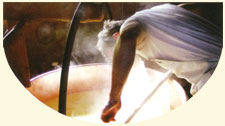Der Käsesenner bei der Herstellung